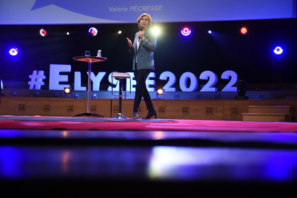 Valérie Pécresse, candidate à la présidence du parti français Les Républicains (LR), s'exprime lors d'un événement co-organisé par la chaîne de radio publique française France Inter et l'association "Chemins d'avenirs" à la Maison de la Radio à Paris, le 22 février 2022. (AFP)