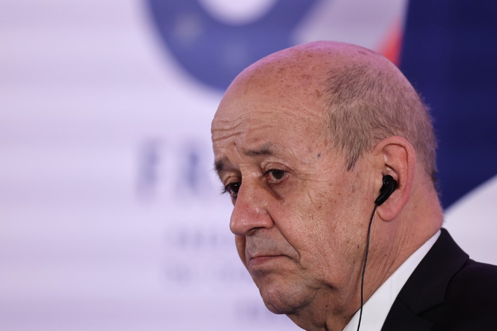 Le ministre français des Affaires européennes et étrangères, Jean-Yves Le Drian, lors d'une conférence de presse conjointe avec le haut représentant de l'Union européenne pour les affaires étrangères et la politique de sécurité sur la situation entre l'Ukraine et la Russie, à Paris le 22 février 2022. (AFP)