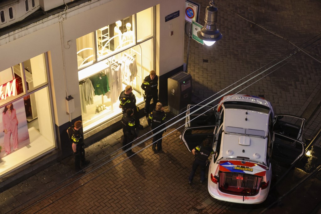 Des policiers près de Leidseplein lors d'une prise d'otages dans un Apple Store d'Amsterdam le 22 février 2022. (AFP)