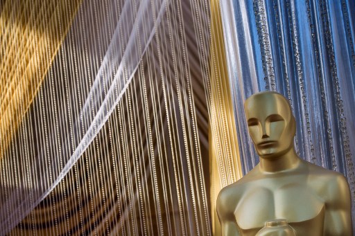 Une statue des Oscars est exposée sur le tapis rouge à la veille de la 92e cérémonie des Oscars au Dolby Theatre à Hollywood, en Californie (États-Unis). (AFP).
