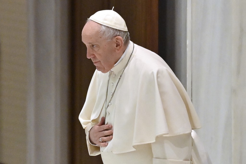 Le pape François assiste à son audience générale hebdomadaire à la salle Paul VI le 23 février 2022 au Vatican (AFP)