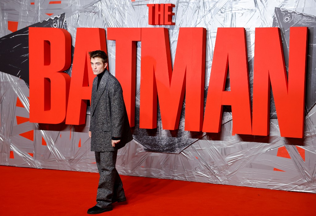 Robert Pattinson endosse la cape de Batman pour un nouvel opus noir et désespéré