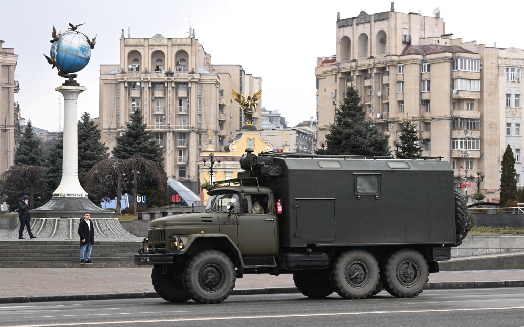 Les forces terrestres russes entrent en Ukraine, cinq militaires tués