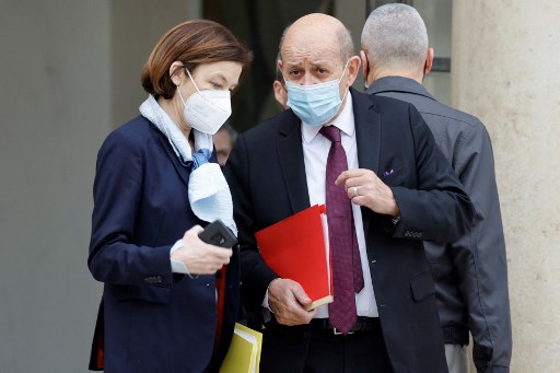 La ministre française de la Défense Florence Parly (à gauche) et le ministre français des Affaires européennes et étrangères Jean-Yves Le Drian à la sortie d’une réunion de sécurité (Conseil de défense) sur l'Ukraine à l'Elysée à Paris le 24 février 2022. (Ludovic Marin/ Pool / AFP)