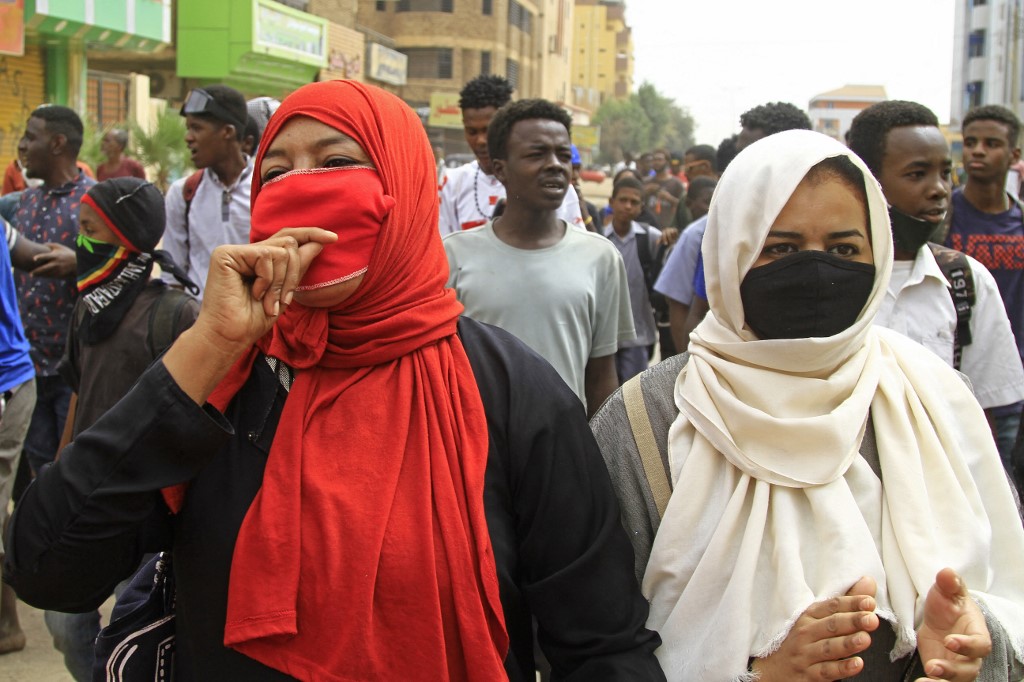 A Khartoum, pères et mères dans la rue en soutien aux jeunes antiputsch