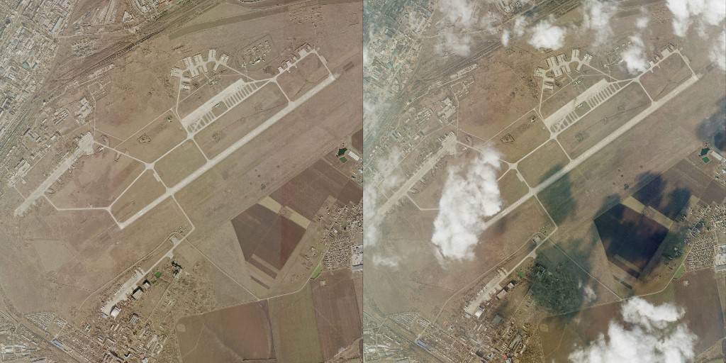 Une combinaison d'images créée le 24 février 2022 montre la base aérienne de Mikolaiv en Ukraine photographiée par satellite le 21 février 2022 (L) et le 24 février 2022. Le président russe Vladimir Poutine a lancé une invasion à grande échelle de l'Ukraine le 24 février (AFP)