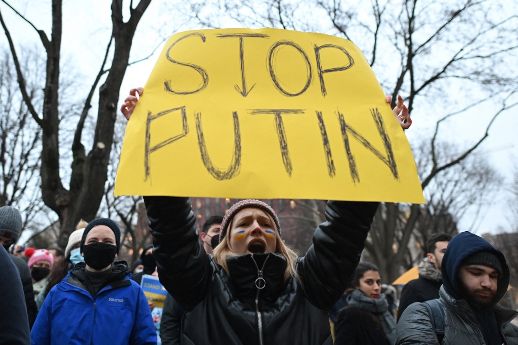 «Stoppez cette folie!»: rassemblements dans le monde pour l'Ukraine, arrestations en Russie