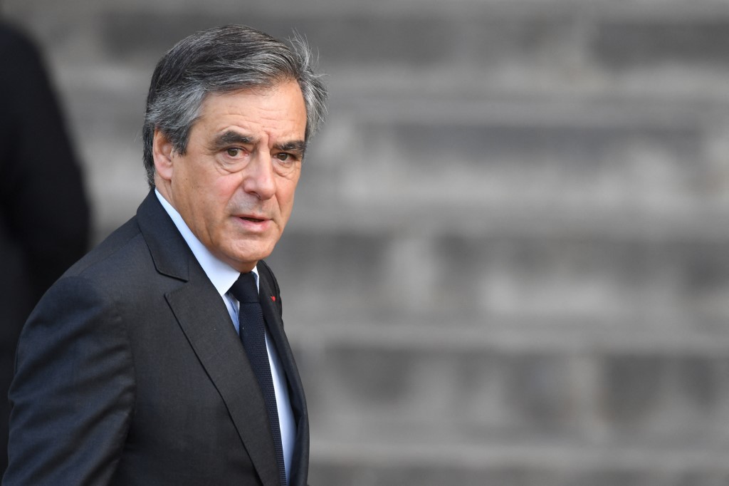 Sur cette photo d’archive prise le 30 septembre 2019 l’ancien Premier ministre Français François Fillon arrive pour assister à un service religieux pour l’ancien président Français Jacques Chirac à l’église Saint-Sulpice à Paris. (AFP)