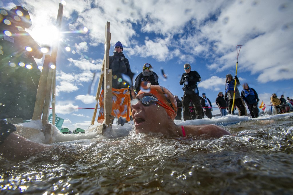 Frileux s'abstenir: aux Etats-Unis, une compétition de natation en eau glacée