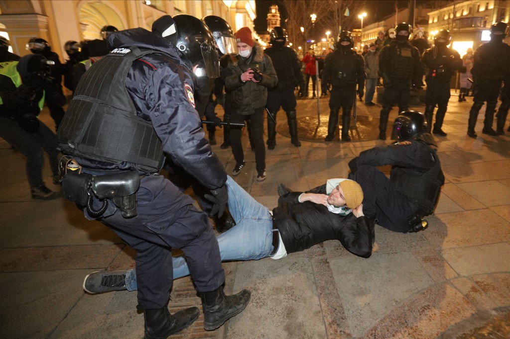 Russie: nouvelles manifestations anti-guerre, 2.000 arrestations