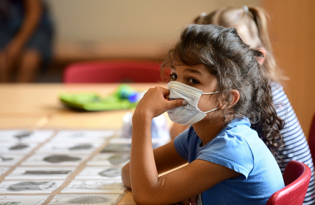 Une élève, portant un masque facial, écoute son professeur lors d’un projet d’été à l’école primaire « Sonnenschule » à Beckum, dans l’ouest de l’Allemagne, le 6 juillet 2021. (AFP)
