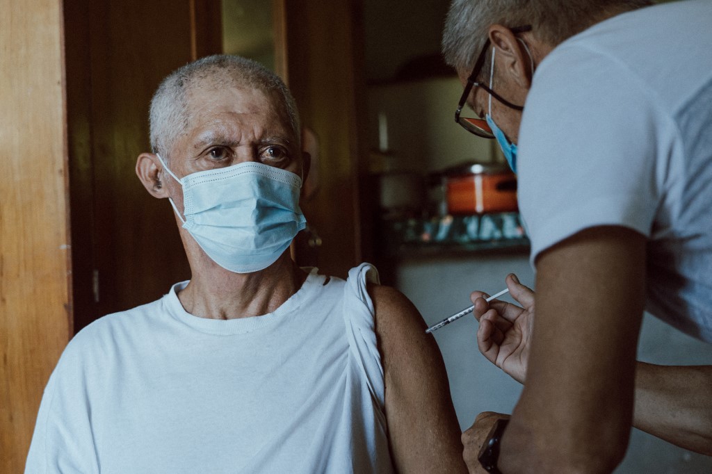 Covid-19: chez les vaccinés, le risque de formes graves est lié à l'âge ou aux comorbidités