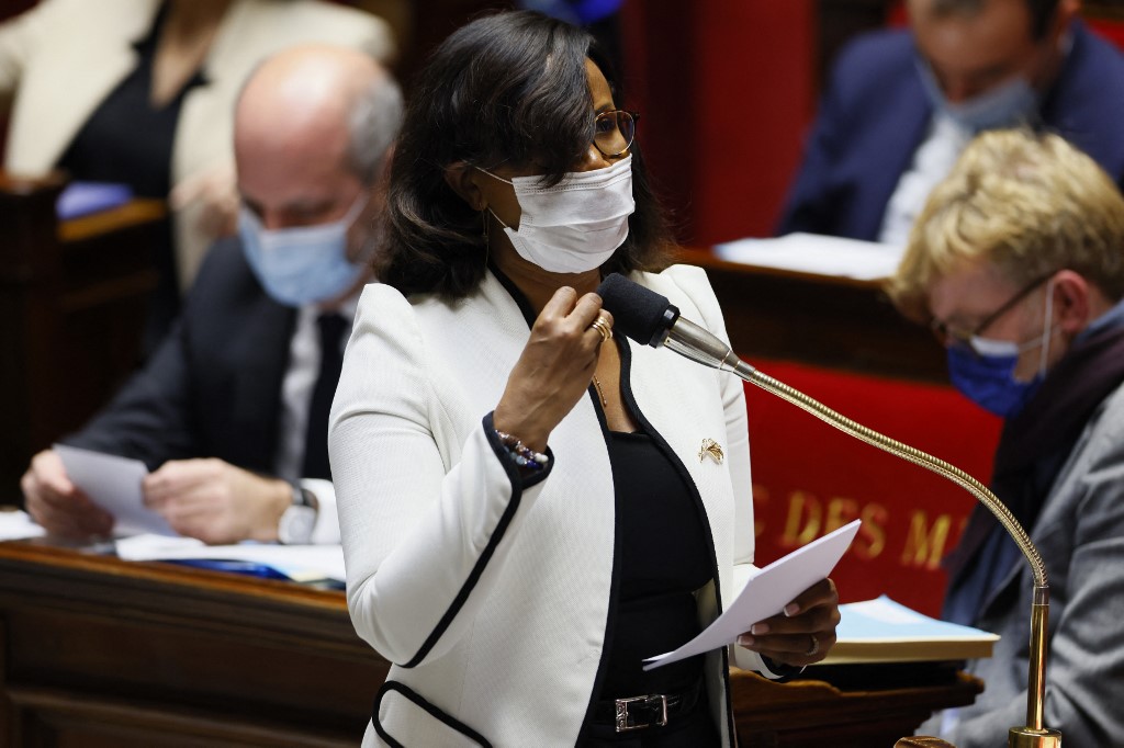 «Hijabeuses»: les femmes «ont le droit» de porter le voile au foot, selon Moreno