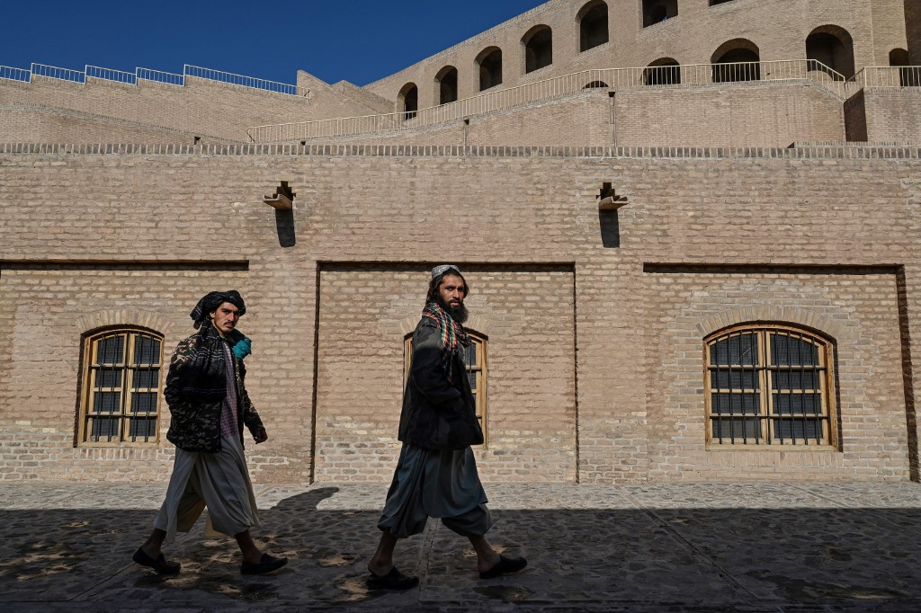 A Kaboul, les talibans effacent les signes de l'ancien régime