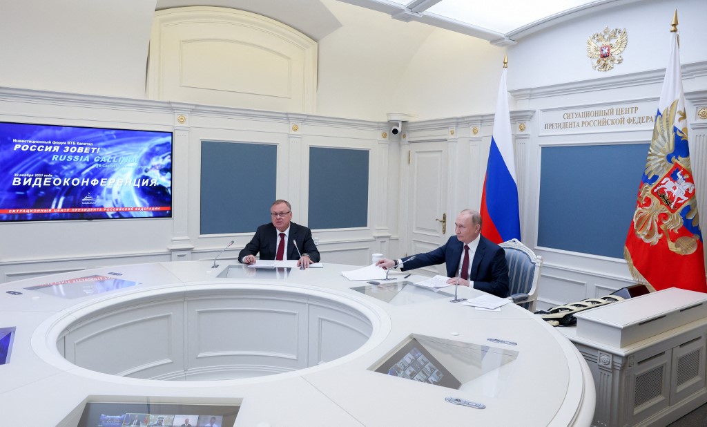 Le président russe Vladimir Poutine et le président de la VTB Bank, Andrey Kostin, assistent à une session du Forum d'investissement de VTB Capital "Russia Calling!" via une vidéoconférence au bureau exécutif présidentiel à Moscou, le 30 novembre 2021. (Photo, AFP)