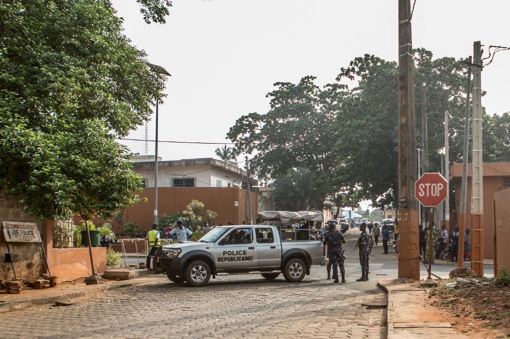 Des policiers montent la garde, à Porto-novo, le 10 décembre 2021. (AFP)