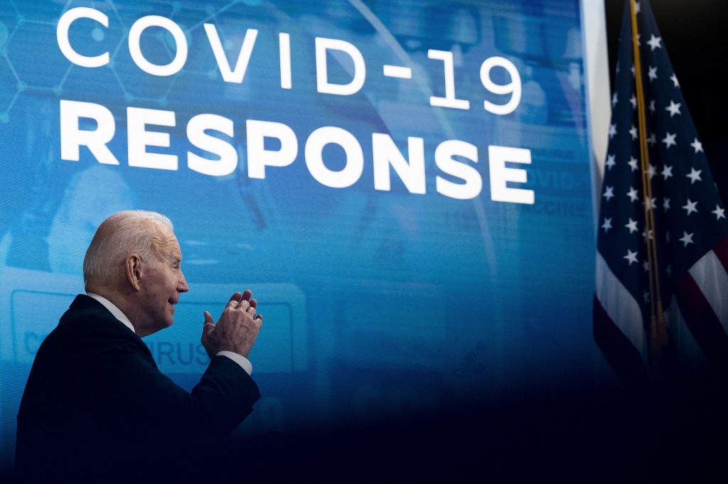 Alors que les Etats-Unis veulent tourner la page de la Covid, Biden reste prudent