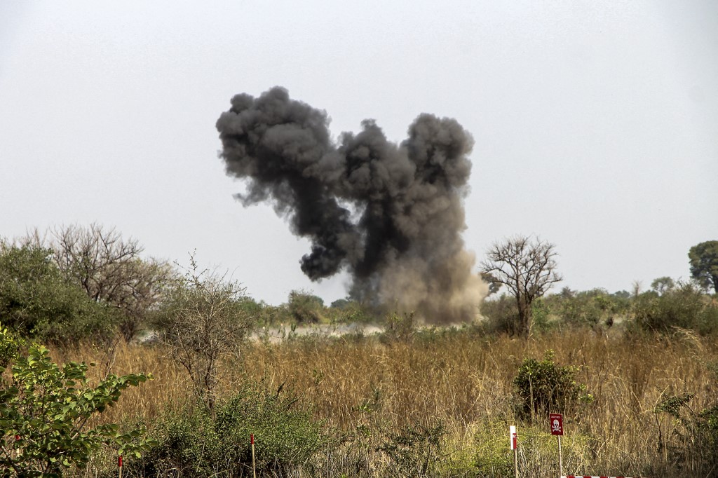 Un nuage de fumée s'élève au-dessus du site d'une explosion contrôlée de mines terrestres par des experts du Service de l'action antimines des Nations Unies (UNMAS) à la suite d'un exercice de déminage d'un champ aménagé pendant la guerre civile dans le village de Gondokoro dans la capitale Juba en janvier, 26, 2022.(AFP)