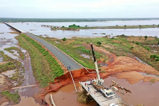 Cette photo distribuée par l'Institut national mozambicain de gestion des risques de catastrophe (INGD) et datée du 28 janvier 2022, montre le pont entre les villes mozambicaines de Mocuba et Maganja da Costa dans la province de Nampula endommagé et la zone environnante inondée. (Antonio BELEZA / INGD Institut national mozambicain de gestion des risques de catastrophe / AFP)