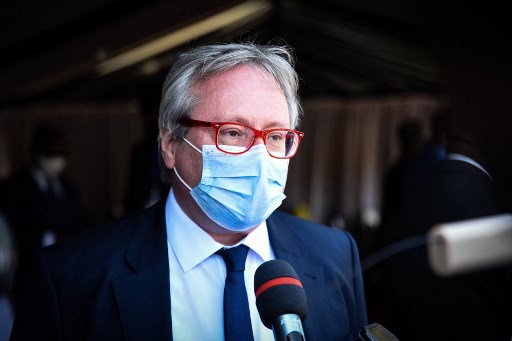 Sur cette photo d'archive datée du 21 janvier 2022, Joël Meyer, ambassadeur de France au Mali, s'exprime devant la presse lors des obsèques nationales à Bamako d'Ibrahim Boubacar Keïta, ancien président de la République du Mali. (Nicolas Rémené / AFP)
