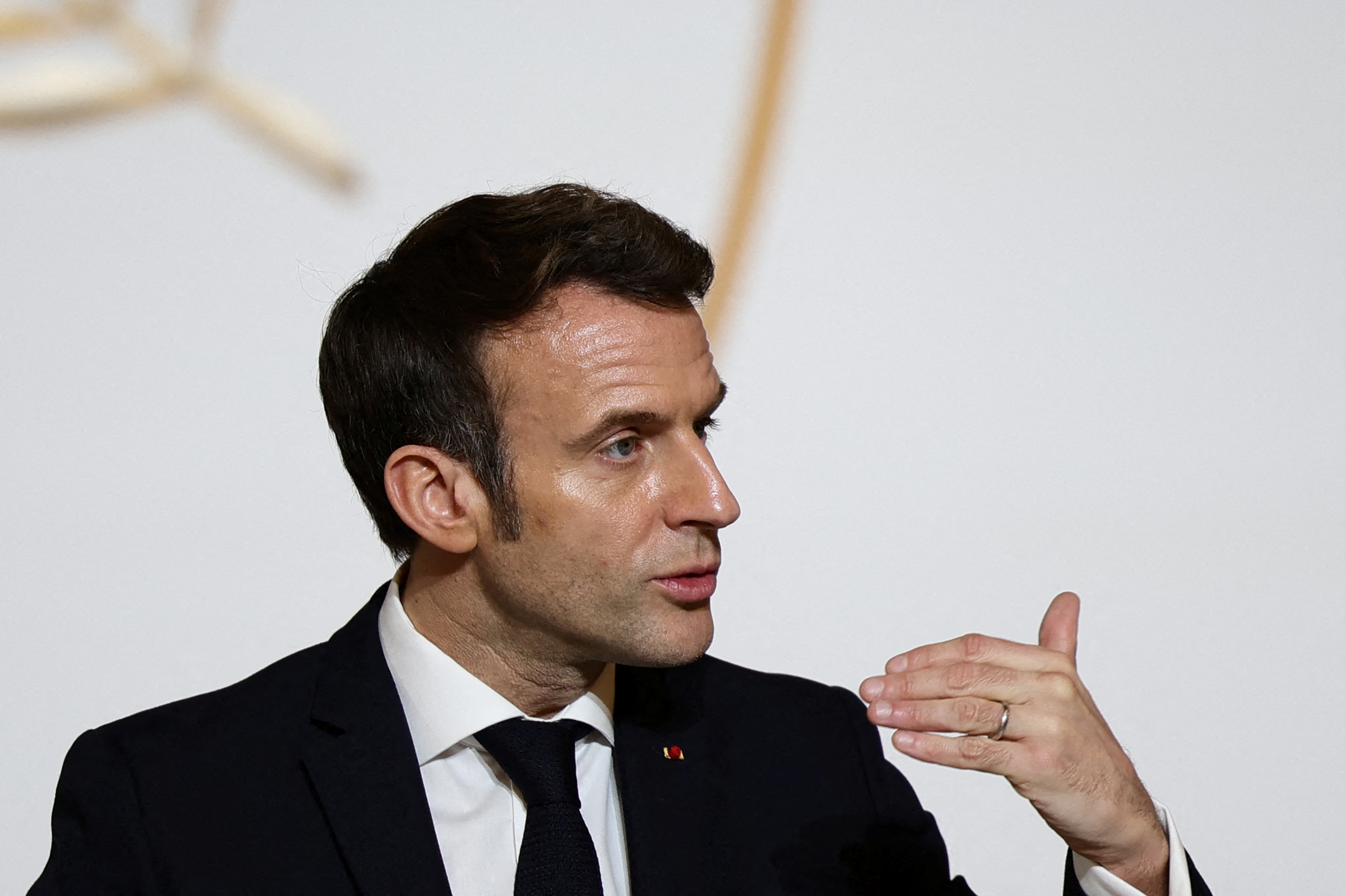 Présidentielle: Macron fait durer le vrai-faux suspense