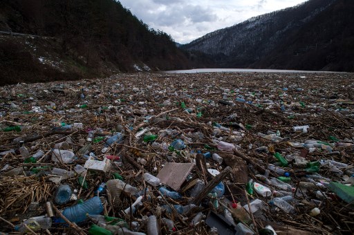 D'énormes quantités de déchets se sont formées au barrage après les fortes pluies et la montée des eaux de la rivière Iskar qui a emporté de grandes quantités de déchets de la capitale Sofia, le 16 janvier 2021. (Nikolay Doychinov/AFP)