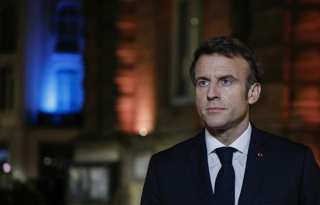 Présidentielle: Macron condamné à inventer