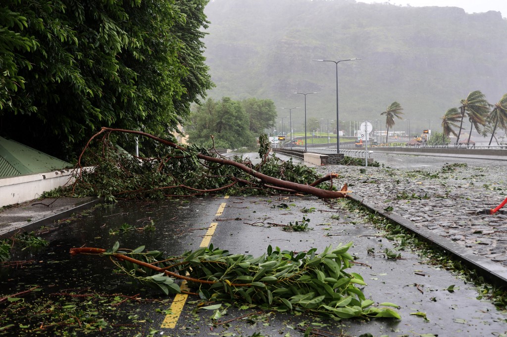 Cyclone Batsirai: les marins d'un pétrolier échoué à La Réunion récupérés