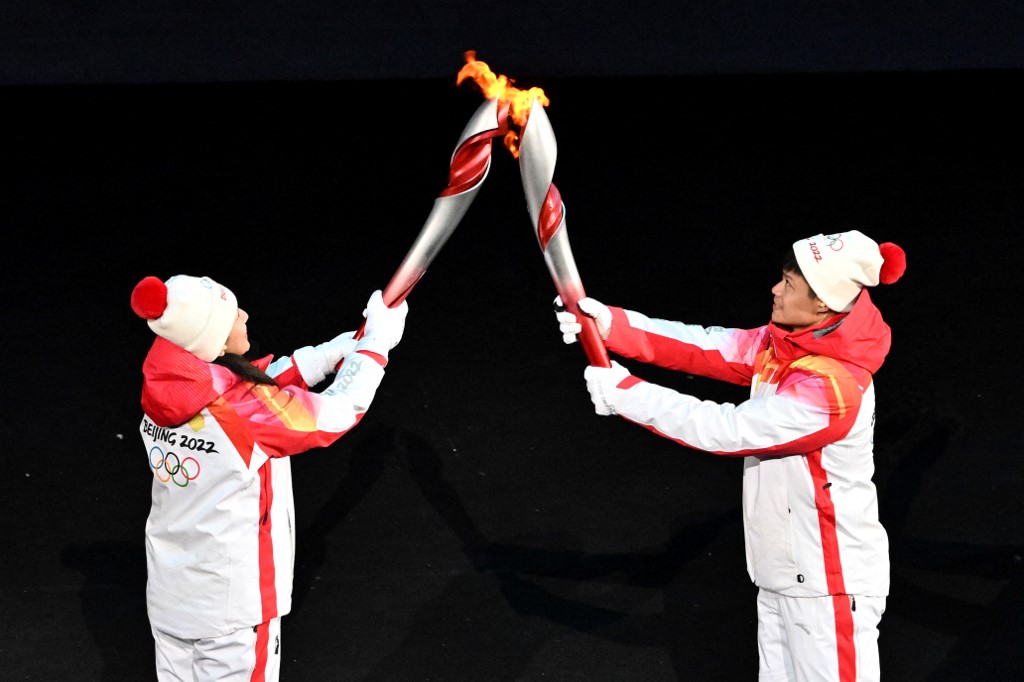La flamme olympique illumine le stade des JO-2022 à Pékin