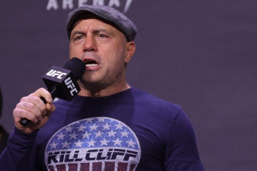 La star américaine du podcast Joe Rogan s'excuse pour des insultes racistes