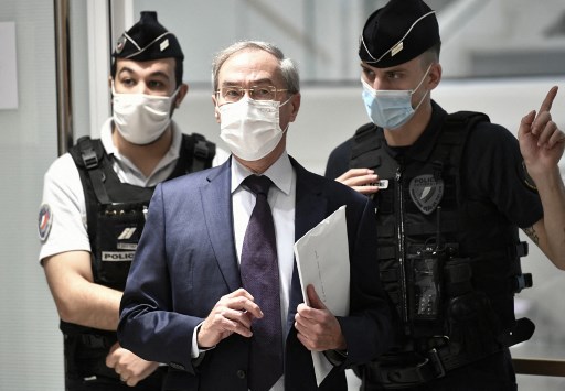 Claude Guéant, incarcéré depuis deux mois, saura lundi s'il sort de prison