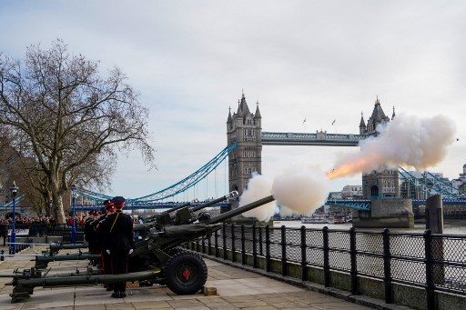 Tirs de canon en l'honneur d'Elizabeth II, reine depuis 70 ans
