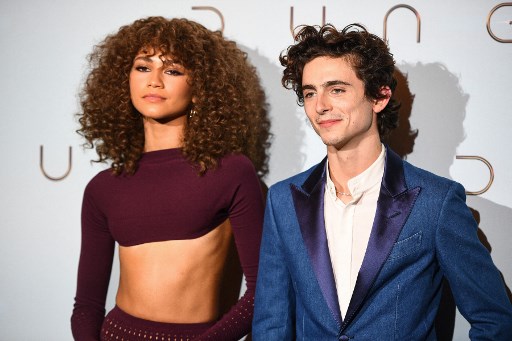 Dans cette photo d'archive prise le 6 septembre 2021, l'actrice américaine Zendaya Coleman, alias Zendaya (à gauche), et l'acteur franco-américain Timothee Chalamet posent lors d'un photocall avant l'avant-première du film de science-fiction "Dune" au Grand Salle de cinéma Rex à Paris. (Christophe Archambault/AFP)