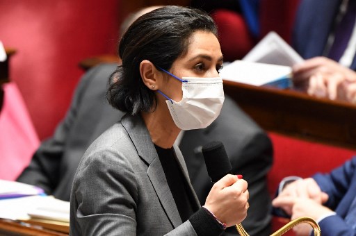 La sous-ministre française de la Jeunesse Sarah El Hairy s'exprime lors d'une séance de questions au gouvernement à l'Assemblée nationale à Paris le 8 février 2022. (Bertrand Guay/AFP)
