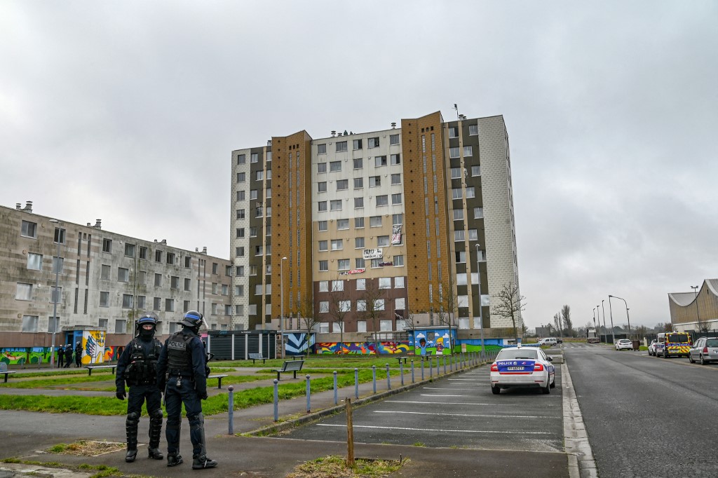 Calais: un immeuble occupé par des militants anti-frontières évacué par la police