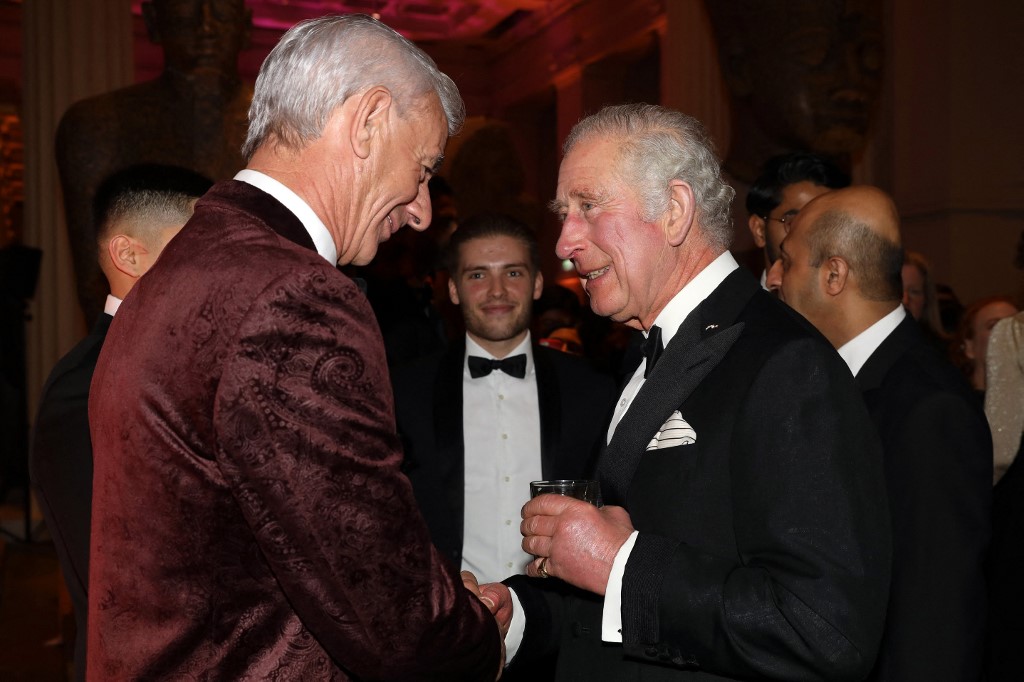 L’ancien joueur de football gallois Ian Rush (à gauche) s’entretient avec le prince Charles, prince de Galles, lors d’une réception pour célébrer le British Asian Trust au British Museum le 9 février 2022 à Londres. (AFP)