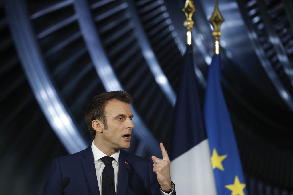 Présidentielle: Macron toujours en tête devant le trio de droite