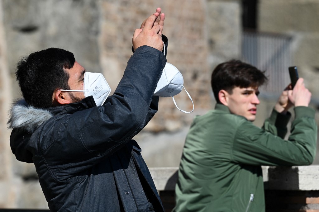 Covid: l'Italie tombe le masque dehors et recommence à danser