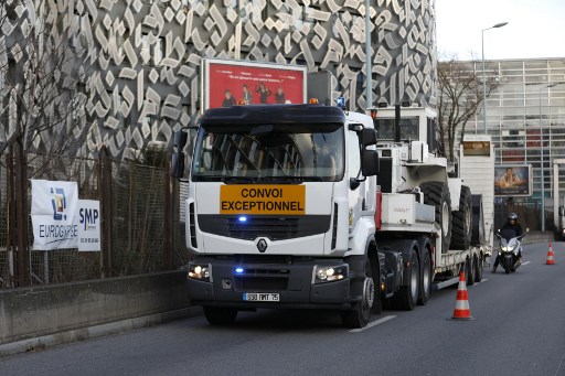 Les forces de l'ordre mobilisées contre les convois anti-pass vaccinal à Paris