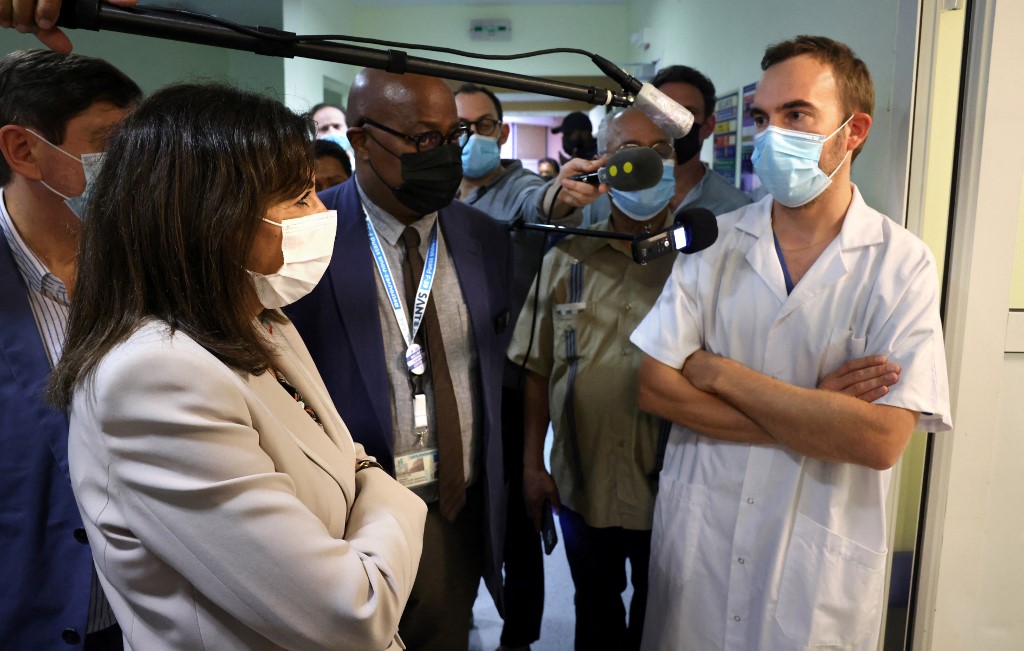Présidentielle: Anne Hidalgo au chevet du CHU de Pointe-à-Pitre