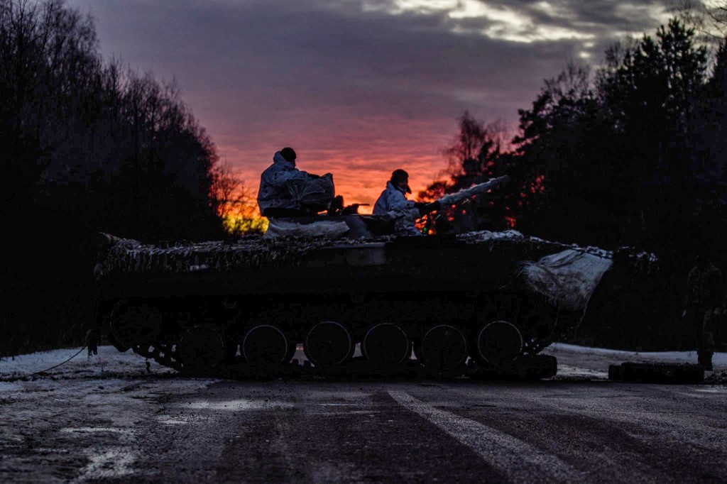 Des militaires ukrainiens effectuant une marche de 200 kilomètres jour-nuit-jour dans le cadre d'un entraînement au combat dans la région de Tchernihiv le 12 février 2022(AFP).