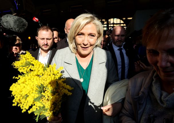Présidentielle: Le Pen fustige Macron, « candidat qui démarre sa campagne avec des blindés»
