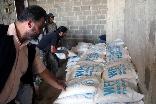 Une photo prise le 30 juillet 2017 montre des colis d'aide des Nations Unies et du Croissant-Rouge arabe syrien (SARC) livrés aux habitants de la ville rebelle de Nashabiyah, dans l'est de la Ghouta, pour la première fois en cinq ans. (Amer Almohibany/AFP)