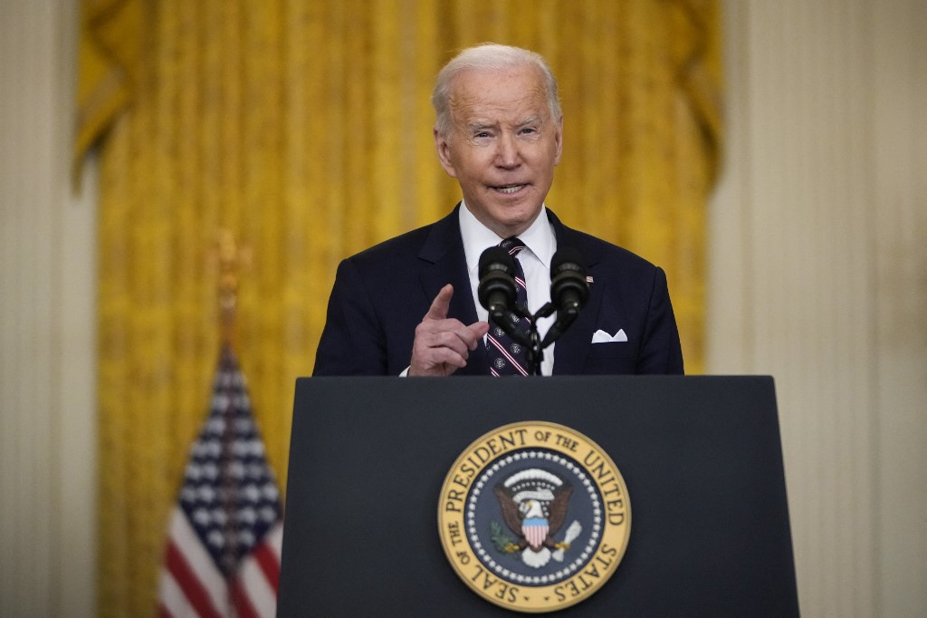 Le président Joe Biden prononce une allocution sur les développements en Ukraine et en Russie, et annonce des sanctions contre la Russie, depuis la Maison Blanche le 22 février 2022 à Washington, DC. (AFP)