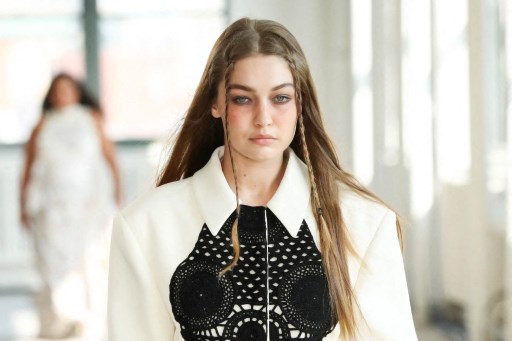 Gigi Hadid défile pour Altuzarra lors de la NYFW le 12 septembre 2021 à New York. (JP Yim/Getty Images/AFP)