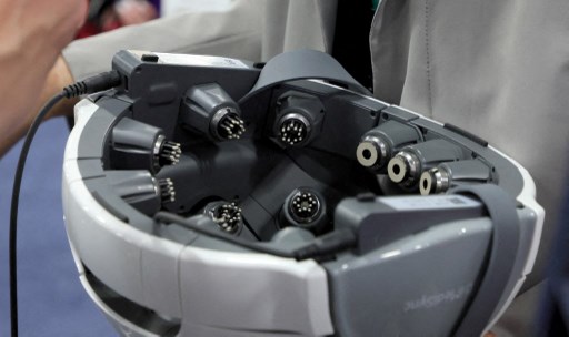 Intérieur d'un casque montré lors d’une démonstration de l'iSyncWave de Medisync pour la surveillance numérique de la santé du cerveau avec la cartographie cérébrale par IA et la thérapie LED lors d'un événement médiatique pour le CES 2022 au Mandalay Bay Convention Center en janvier 3, 2022 à Las Vegas, Nevada. (Ethan Miller/Getty Images/AFP