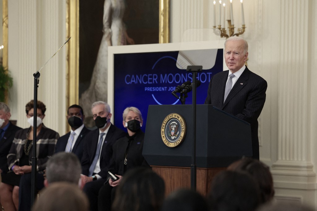 Biden, à la peine sur les questions de sécurité, se rend à New York