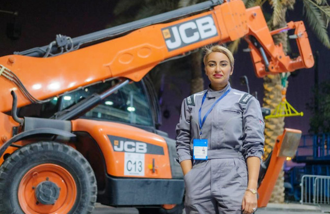 La première femme saoudienne grutière assure les procédures de sécurité à l'E-Prix