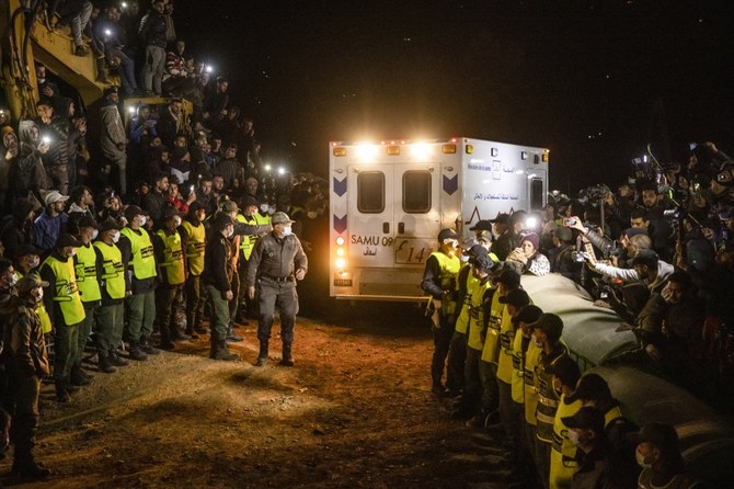 Le 5 février, les forces de sécurité forment une chaîne humaine pour contenir la foule pendant que l’ambulance, transportant le corps de Rayan, 5 ans, s’éloigne du lieu où le garçon est tombé dans un puits le 1er février. (AFP)
