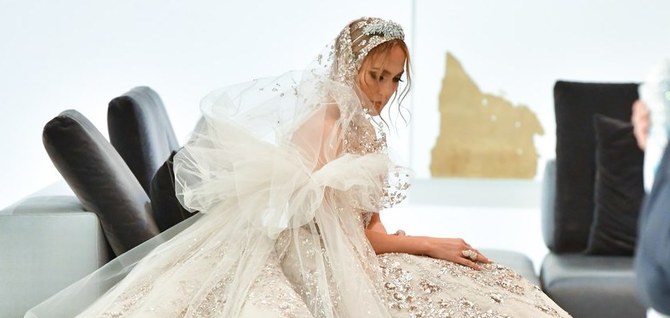Jennifer Lopez vêtue d’une robe Zouhair Mourad pour son mariage dans le film Marry Me